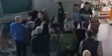 Güvenlik görevlileri ile vatandaşlar arasındaki gerginlik kamerada