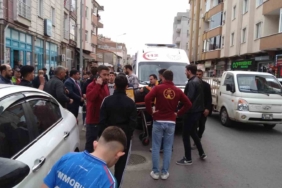 Önündeki araca çarpan motosikletli hastanelik oldu