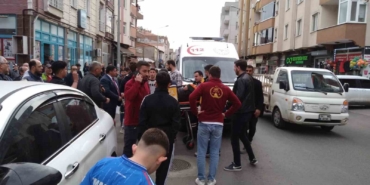 Önündeki araca çarpan motosikletli hastanelik oldu