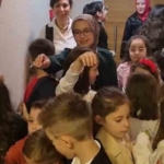 Bir yetişkin 20 çocuk kapı kapı bayramlaştı