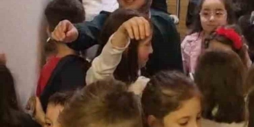Bir yetişkin 20 çocuk kapı kapı bayramlaştı