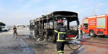Sakarya’da otobüs alev topuna döndü: Gökyüzünü kara duman kapladı