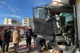 Tırın apartman duvarına çarptığı anlar kamerada: 1’i ağır 2 yaralı