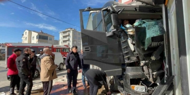 Tırın apartman duvarına çarptığı anlar kamerada: 1’i ağır 2 yaralı