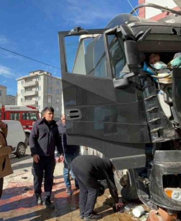 Tırın apartman duvarına çarptığı anlar kamerada: 1’i ağır 2 yaralı