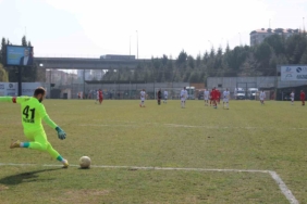 Futbolcular sentetik zeminde zorlandı, maçların yeri değişti