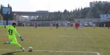 Futbolcular sentetik zeminde zorlandı, maçların yeri değişti