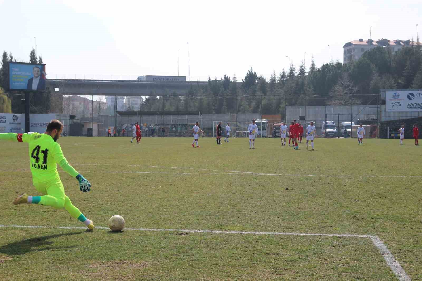 Futbolcular sentetik zeminde zorlandı, maçların yeri değişti