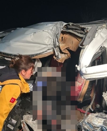 Sarıyer’de İETT otobüsü ile hafif ticari araç çarpıştı: 1 ölü, 1 yaralı