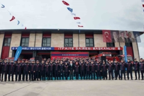 Yeni itfaiyeciler emekli personelden bayrak teslim aldı