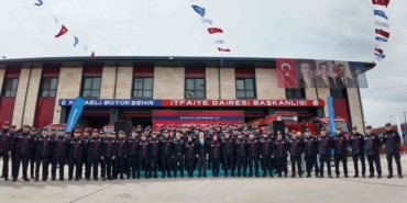 Yeni itfaiyeciler emekli personelden bayrak teslim aldı