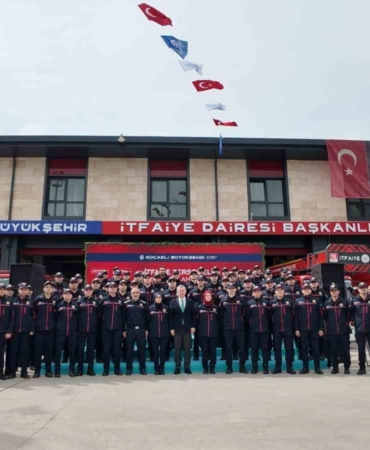 Yeni itfaiyeciler emekli personelden bayrak teslim aldı