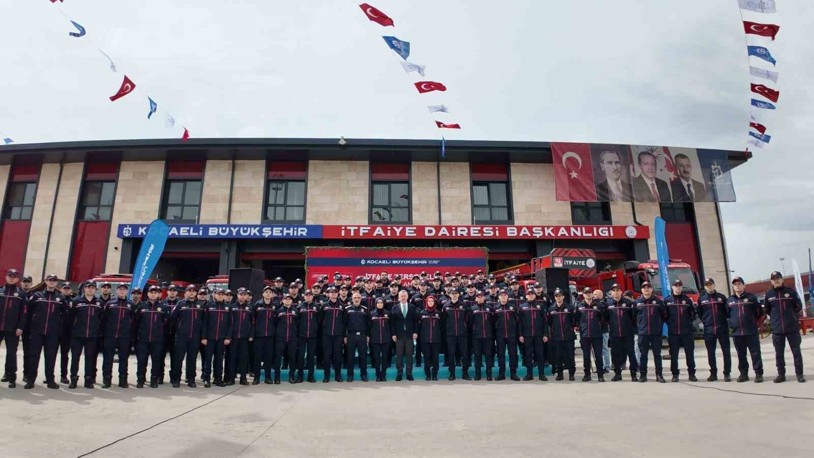 Yeni itfaiyeciler emekli personelden bayrak teslim aldı