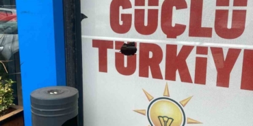 AK Parti İl Başkanı Mehmet Aydemir’den Burhaniye İlçe Başkanlığına yapılan taşlı saldırıya tepki