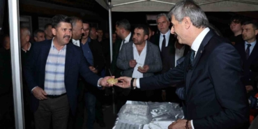 Başkan Alemdar, namaz çıkışı vatandaşa helva ikram etti