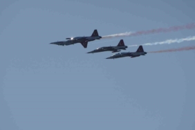 Türk Yıldızları Çanakkale semalarında nefesleri kesti