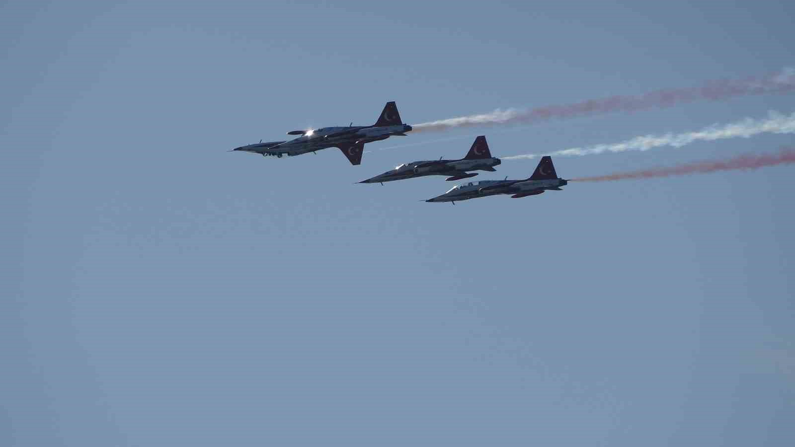 Türk Yıldızları Çanakkale semalarında nefesleri kesti