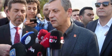 Özgür Özel, eski milletvekili Haydar Akar’ın babasının cenaze namazına katıldı