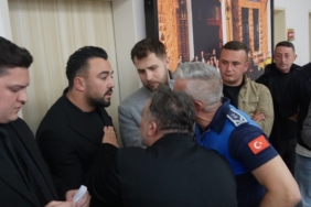 Minibüsçüler belediye meclisini bastı, ortalık gerildi