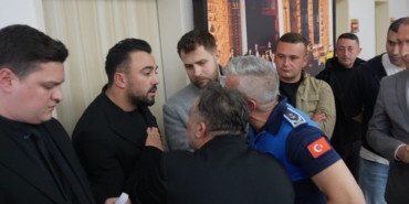 Minibüsçüler belediye meclisini bastı, ortalık gerildi