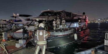 Fatih’te 2 teknede çıkan yangın paniğe neden oldu