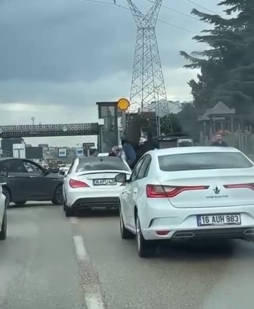 Yumruklar havada uçuştu