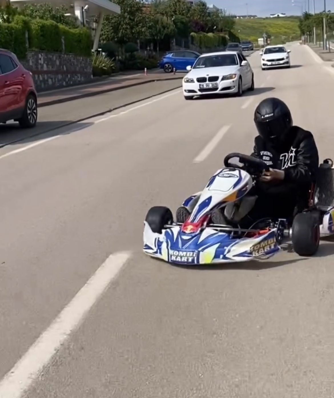 Go kart sürücüsü pisti şaşırdı, trafiğe çıkıp drift attı