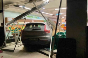 Kontrolden çıkan otomobil markete daldı: 2 yaralı