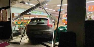 Kontrolden çıkan otomobil markete daldı: 2 yaralı