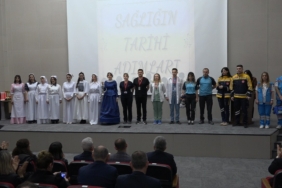 Sağlık çalışanlarından ’Geçmişten Günümüze Hemşire Kıyafetleri’ defilesi
