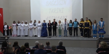 Sağlık çalışanlarından ’Geçmişten Günümüze Hemşire Kıyafetleri’ defilesi