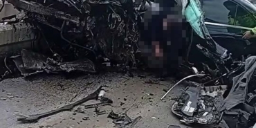 Lüks otomobil, otoyolda gişelere ok gibi saplandı: Karı-koca hayatını kaybetti