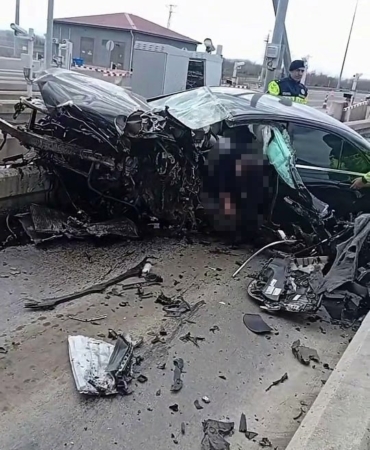 Lüks otomobil, otoyolda gişelere ok gibi saplandı: Karı-koca hayatını kaybetti