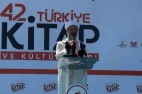 Fatih Camii’nde Ramazan ayının ilk cuma namazı kılındı, Diyanet İşleri Başkanı Ali Erbaş hutbe verdi