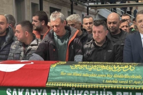 En acı bayram: Oğluna son görevini yapan baba yürekleri sızlattı