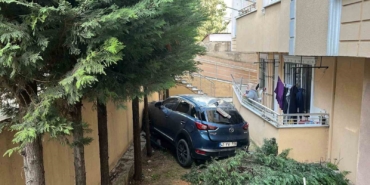 Geri manevra yapan otomobil bahçeye düştü: 1 yaralı