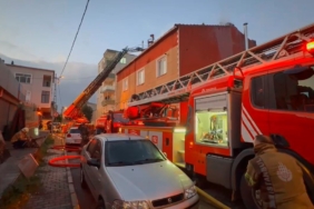 Küçükçekmece’de iftar vaktinde korkutan çatı yangını
