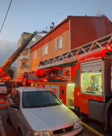 Küçükçekmece’de iftar vaktinde korkutan çatı yangını