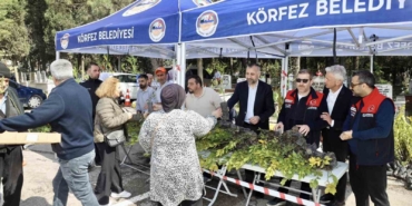 Mezarlıklarda fidan dağıtımı