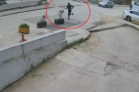 Bursa’da bir kişinin yaralandığı silahlı saldırı anı kamerada