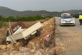 Kamyonet şarampole uçtu : 1 yaralı