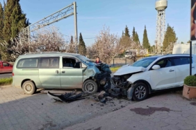 Panelvan ile SUV araç kafa kafaya çarpıştı: 2 yaralı