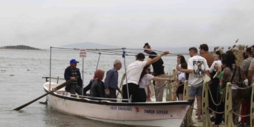 Yaren leyleğin geldiğini duyan, o köye akın etti