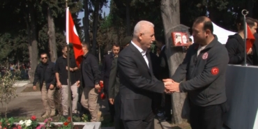 İstanbul Valisi Davut Gül, Edirnekapı Şehitliği’ni ziyaret etti