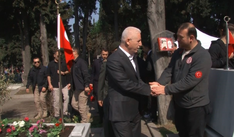 İstanbul Valisi Davut Gül, Edirnekapı Şehitliği’ni ziyaret etti