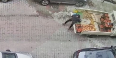 Sultangazi’de sebze satarken babasının kullandığı kamyonetin altında kaldı: O anlar kamerada