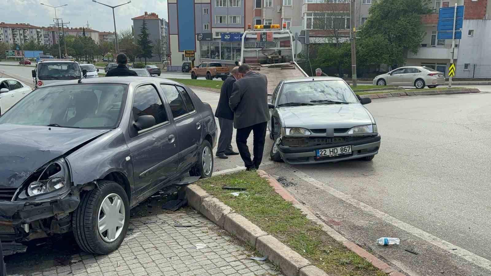 Edirne’de otomobiller çarpıştı: 3 yaralı