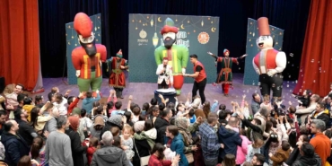 Çocuklar Hacivat ve Karagöz ile kahkahaya boğuldu