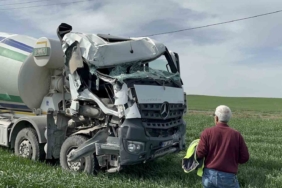Direkleri deviren beton mikseri tarlaya daldı