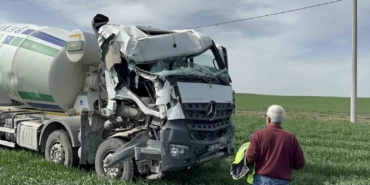 Direkleri deviren beton mikseri tarlaya daldı